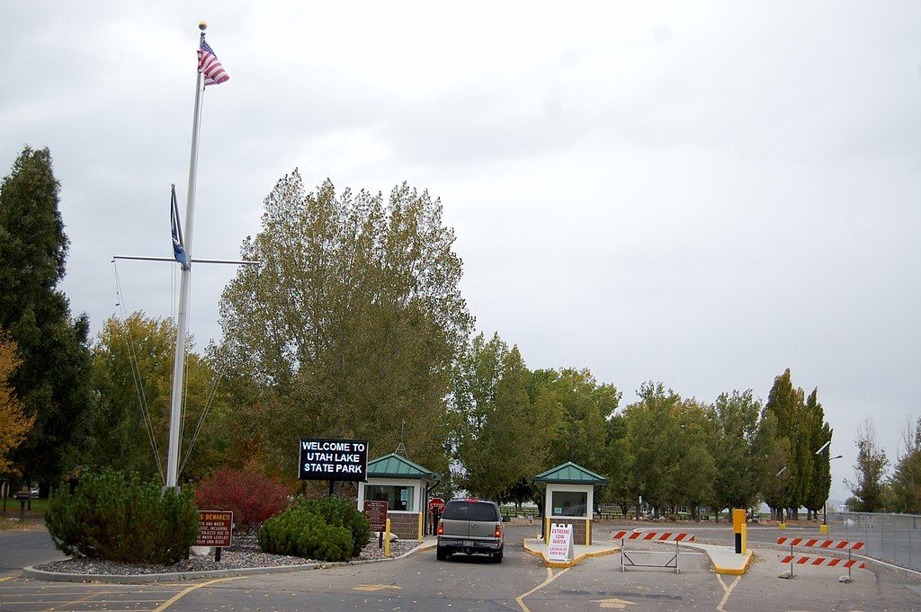 Welcome sign of Utah Lake State Park