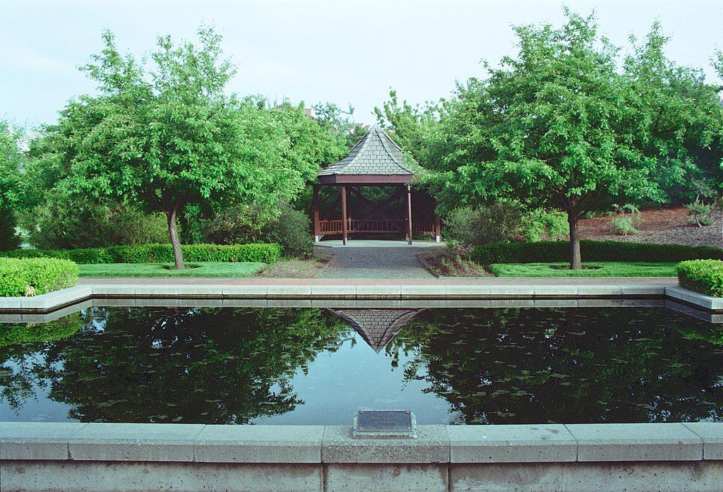 A gazebo and a pool at Lawson Gardens