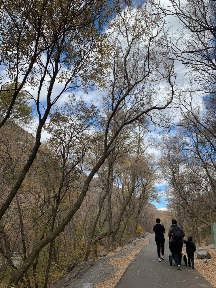 Hikers on the way to Bridal Veil Falls