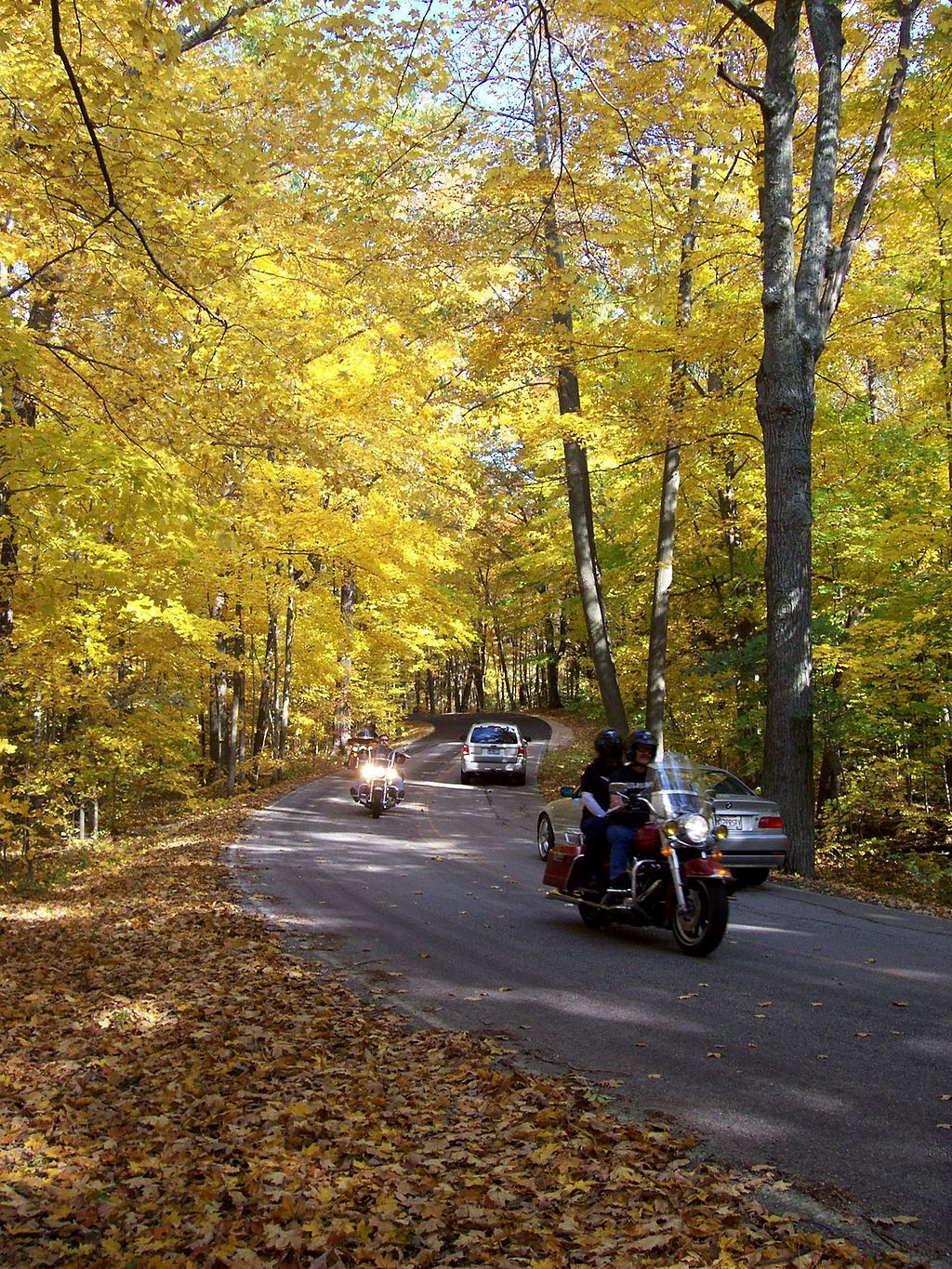 Vehicles along Kettle Moraine Scenic Drive