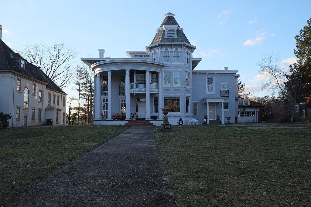 Exterior of creel house at Julia-Ann Square Historic District