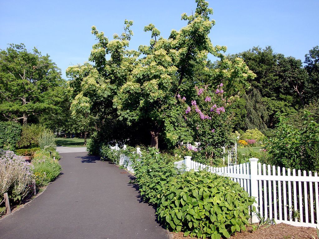 Paved trail at Queens Botanical Garden