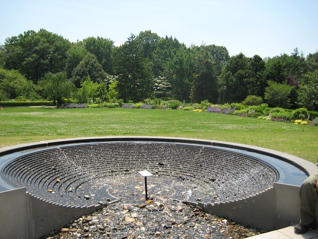 A water fountain at Queens Botanical Garden