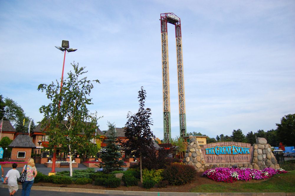 Drop tower ride in Six Flags Great Escape