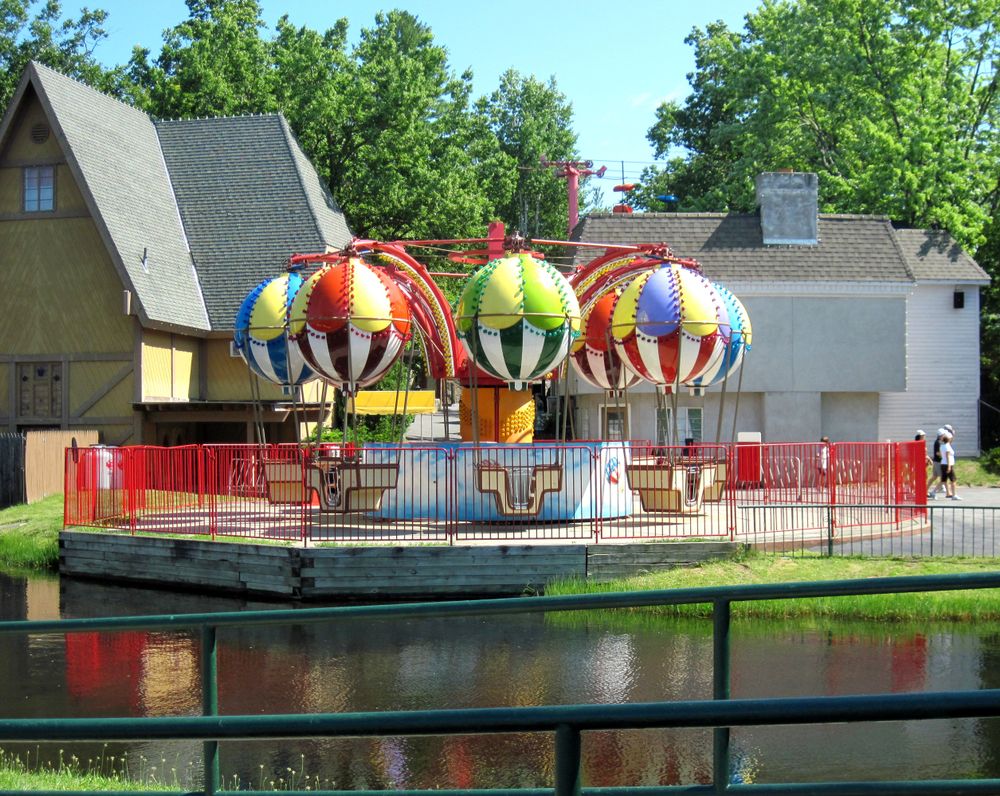 Spinning balloon ride in Six Flags Great Escape