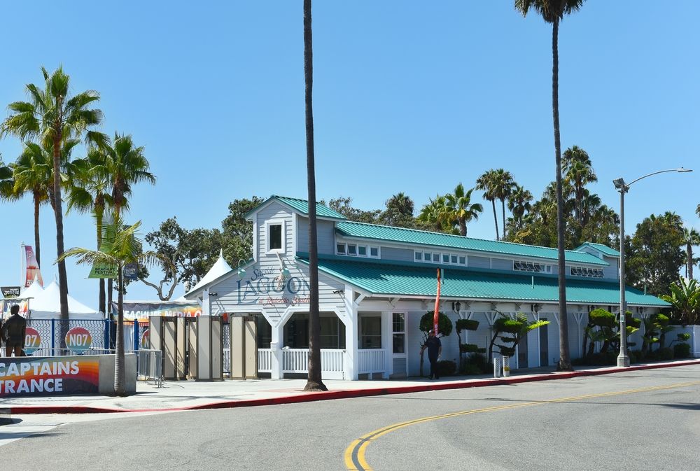 Exterior of Seaside Lagoon's snack bar