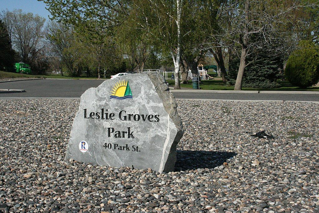 Stone marker of Leslie Groves Park