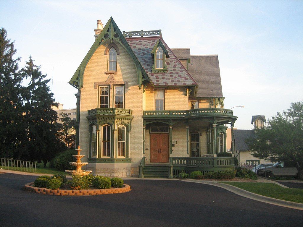 Front view of Lake–Peterson House's exterior