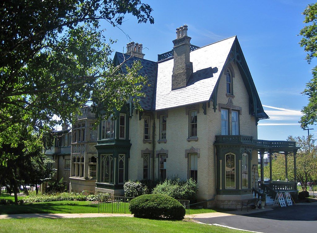 Side view of Lake–Peterson House's exterior