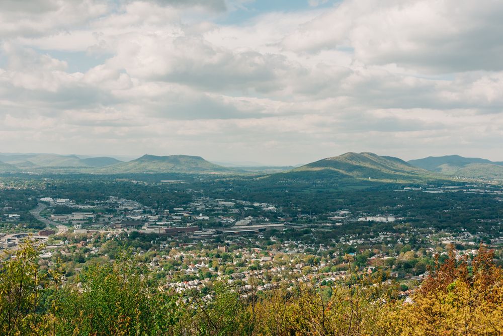 Cliff views from Mill Mountain Park