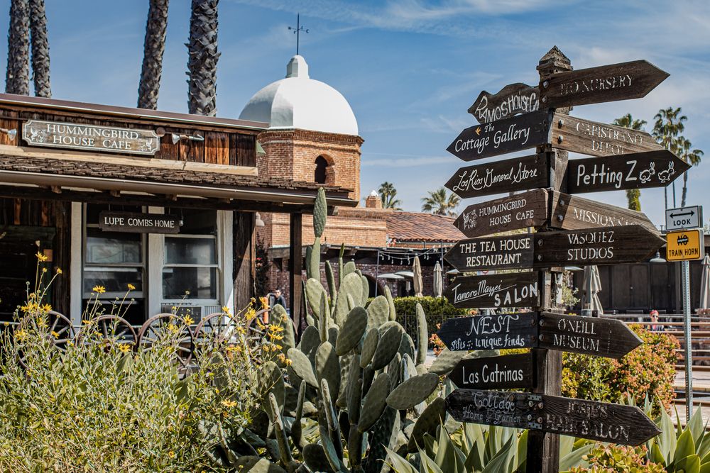 Arrow signs at Los Rios Historic District.