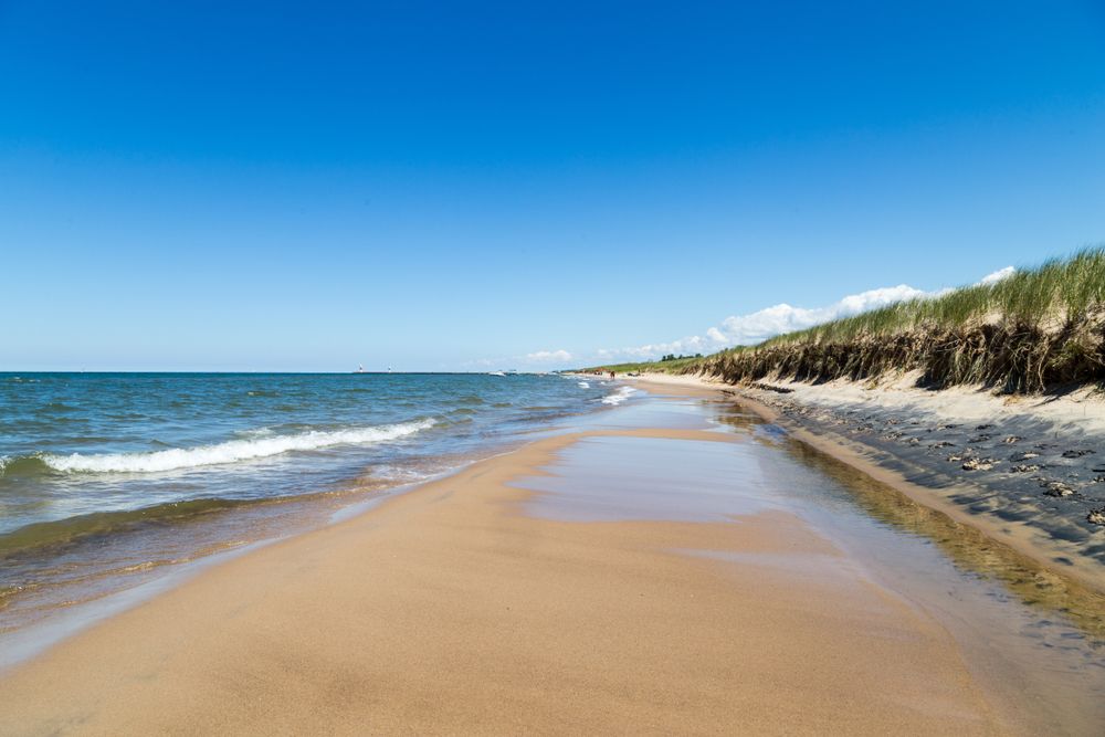 Waves crashing on Oval Beach shore