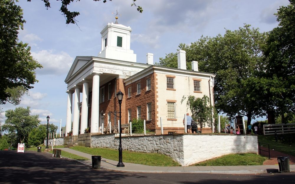 A courthouse at Richmond Town
