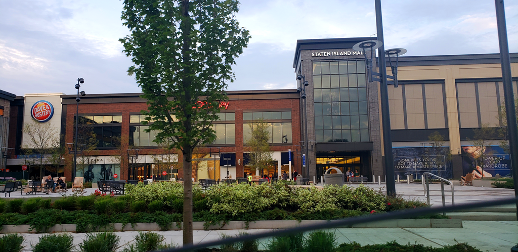 Exterior of Staten Island Mall