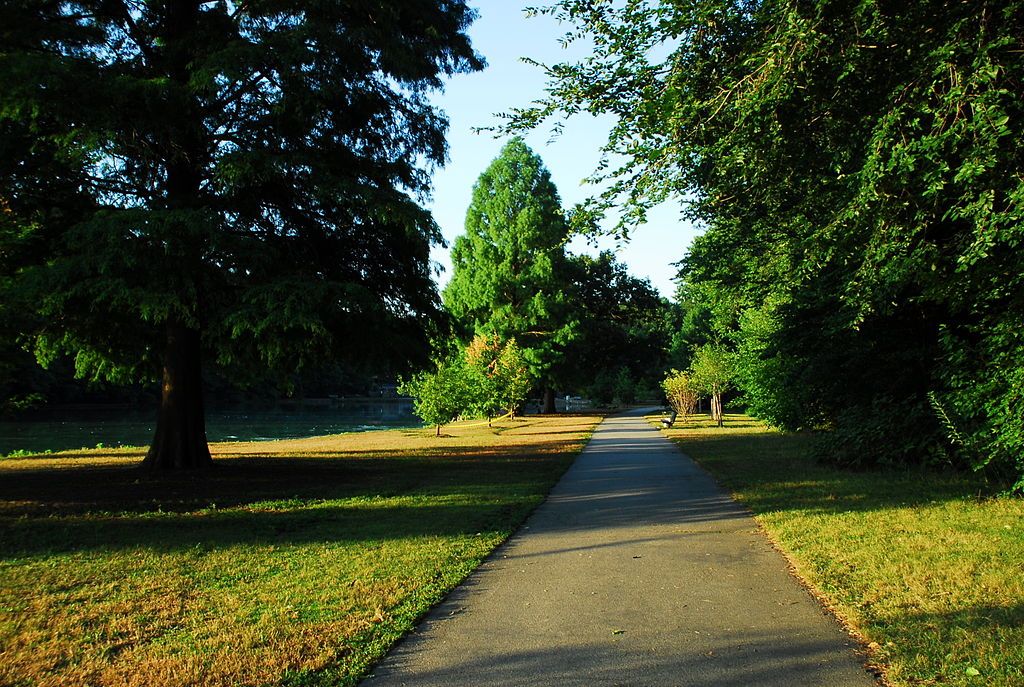 Paved trail of Willowbrook Park