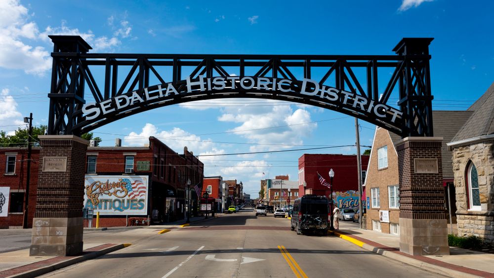 Road arch of Downtown Sedalia Historic District