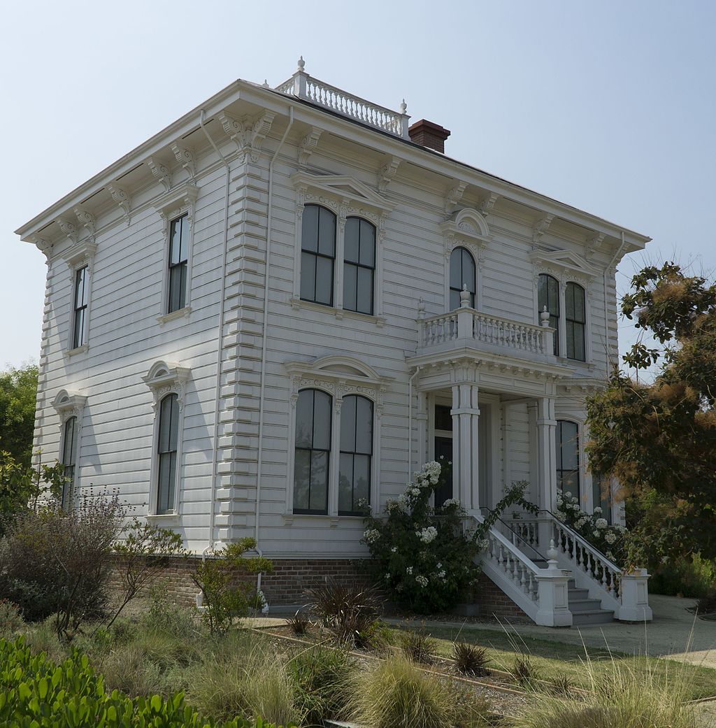 Side view of Glass House Museum's exterior