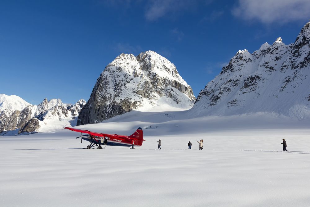 People approaching a Talkeetna Air Taxi