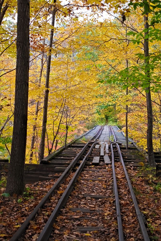 Abandoned railway bridge along Winnipesaukee River Trail