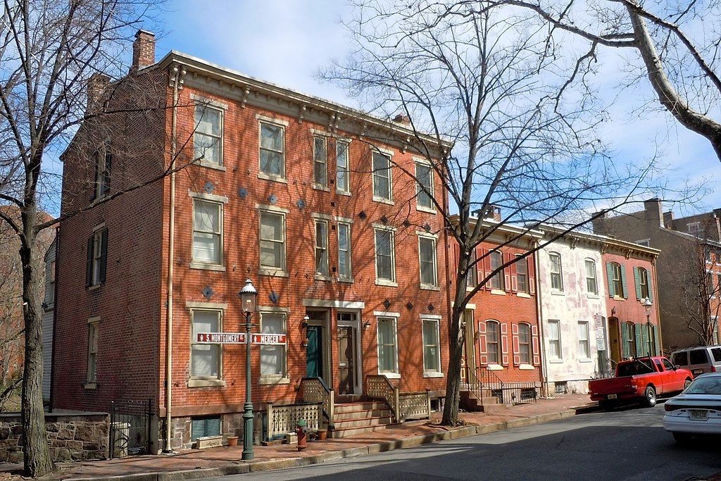 Buildings along Mill Hill Historic District