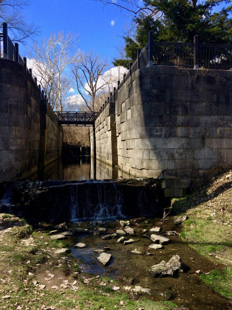 Canal lock at Side Cut Metropark