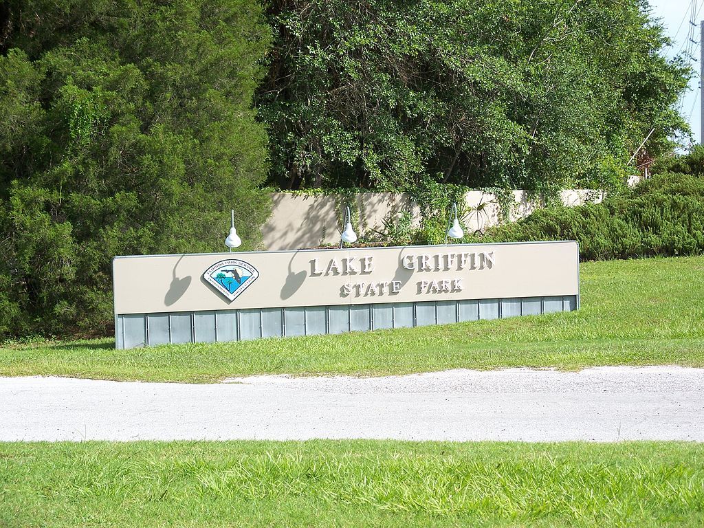 Welcome sign of Lake Griffin State Park