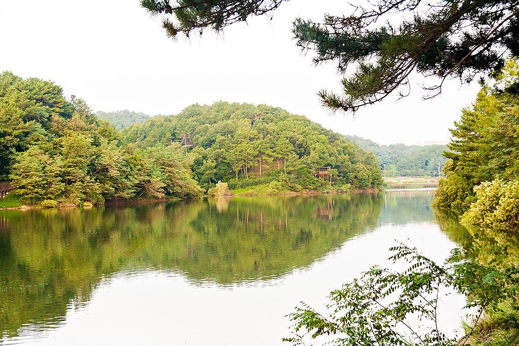 The waters of Seonam Lake Park