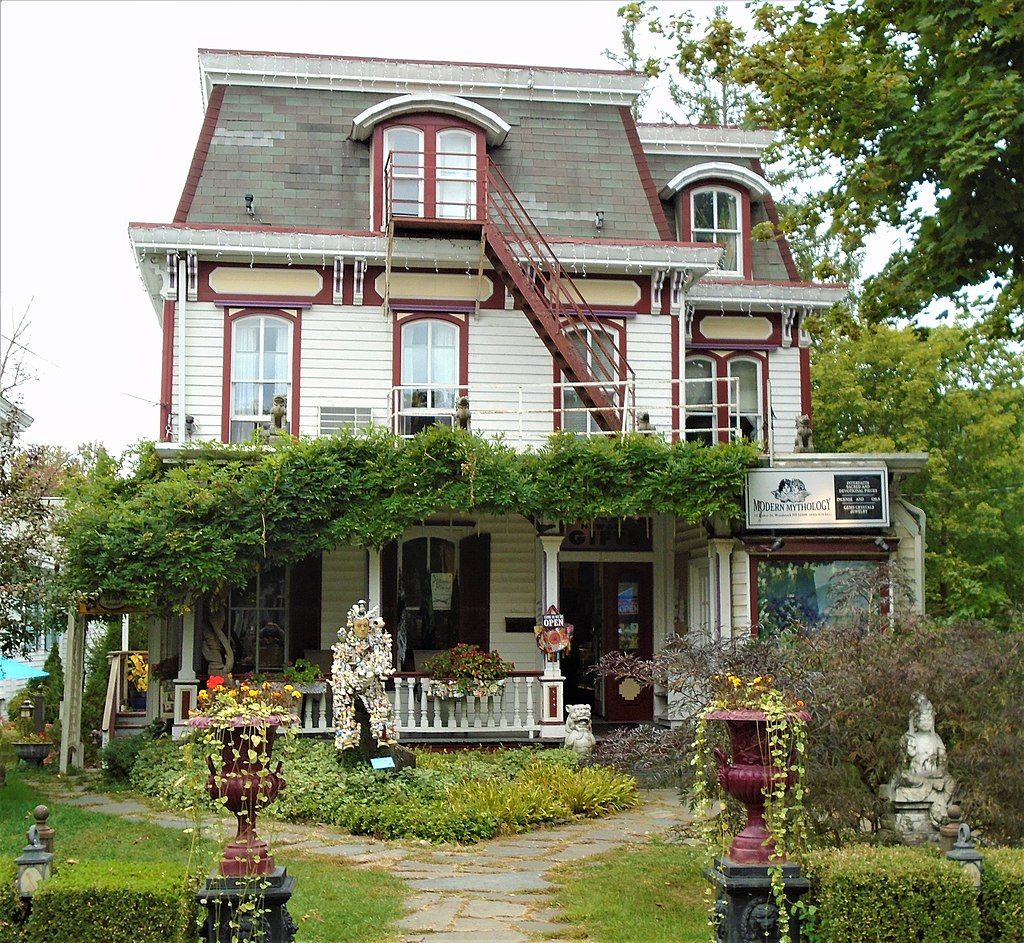 Exterior of a bed and breakfast house at Tinker Street