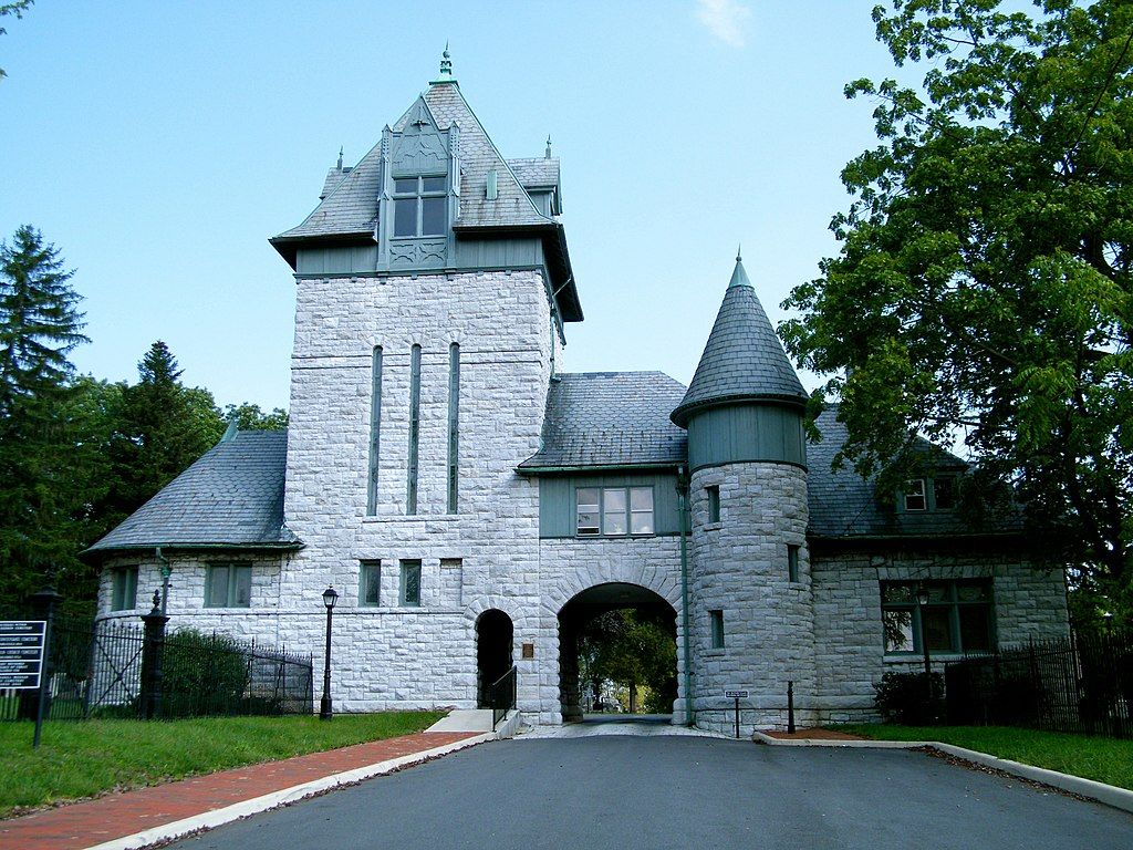 Entrance to the Mount Hebron Cemetery