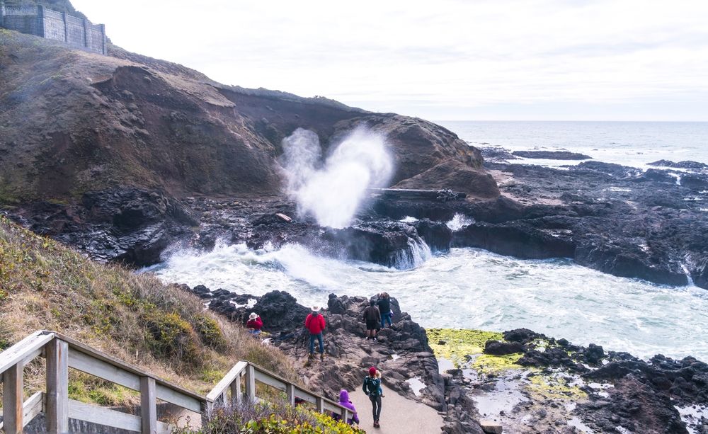 Strong waves crashing at Devils Churn