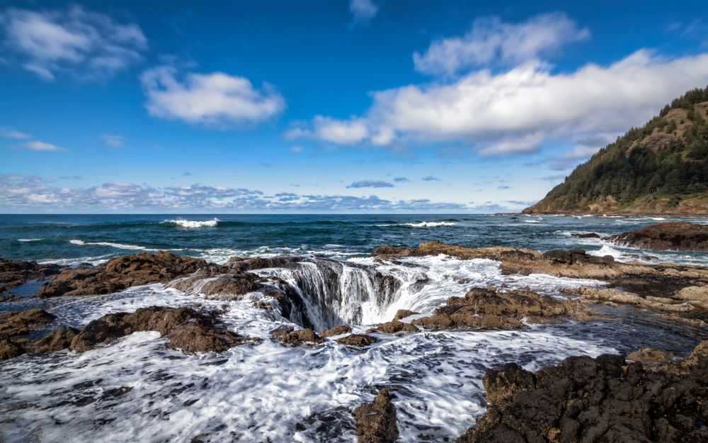Water flowing down Thor’s Well