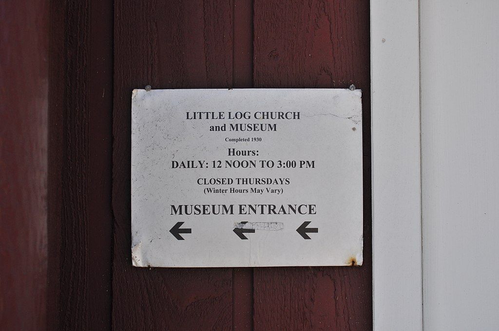 Opening and closing hours of the Little Log Church Museum